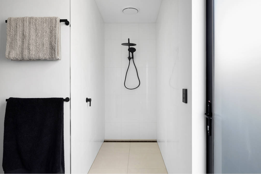 MHD35-MatherHomes-bathroomwhitemarblebalckshowerhead Harkaway Homes